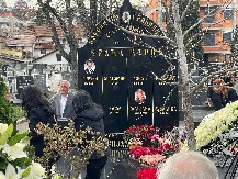 POTRESNE SCENE NA POMENU HAFE KARIĆ Čuju se jecaji, ćerka Danijela zavijena u crno (VIDEO)