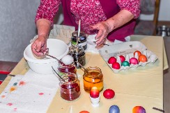 OBOJILI STE PRSTE FARBOM ZA JAJA? Tri sastojka iz kuhinje spašavaju stvar, očistite ruke za minut bez štetnih hemikalija!