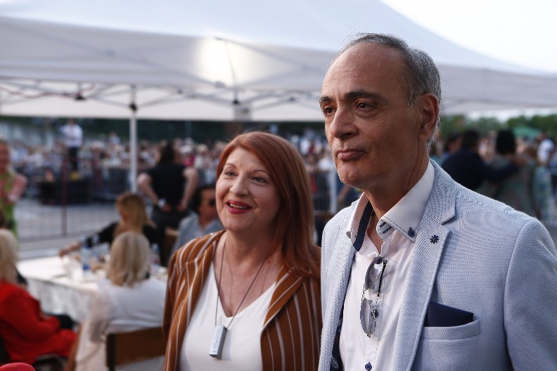 JEDNA REČ U DOMU BILJE I ACE JE STROGO ZABRANJENA Kuća je ograđena kapijom od kovanog gvožđa, nameštaj skupocen, a tek da vidite kuhinju!