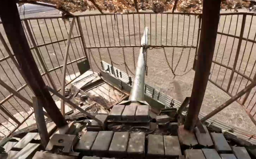 "ZVER" U KAVEZU ŽESTOKO BIJE NA FRONTU Razara sve pred sobom (VIDEO)