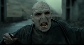 ONAJ ČIJE IME SE NE SPOMINJE SKINUO MAJICU! Zlikovac iz ''Hari Potera'' pokazao isklesane mišiće u sedmoj deceniji života (FOTO)