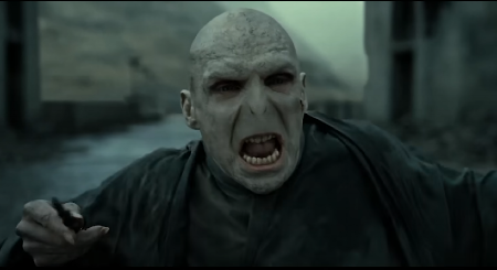 ONAJ ČIJE IME SE NE SPOMINJE SKINUO MAJICU! Zlikovac iz ''Hari Potera'' pokazao isklesane mišiće u sedmoj deceniji života (FOTO)