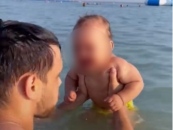 MOMENAT ZA PAMĆENJE Preslatka beba prvi put vidi more, a njena reakcija je najlepša stvar koju ćete danas videti! (VIDEO)