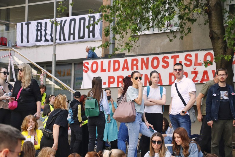 IMA LI KRAJA NASILJU I TERORU? Blokaderi prave cirkus ispred RTS-a, proglasili državu u državi! (FOTO)