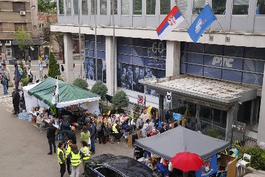 REVOLUCIJA PROPALA, OSTALI SAMO BES I RADIKALIZACIJA Blokada RTS-a je opasan politički cirkus i kulminacija nasilja