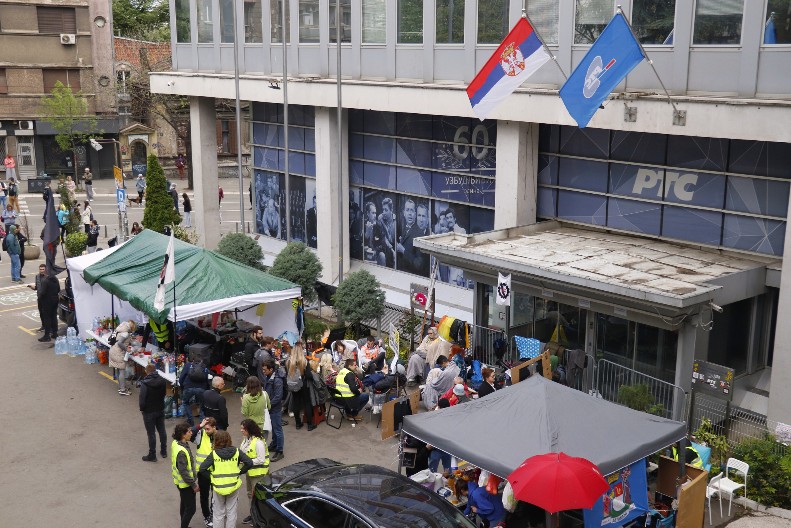 REVOLUCIJA PROPALA, OSTALI SAMO BES I RADIKALIZACIJA Blokada RTS-a je opasan politički cirkus i kulminacija nasilja