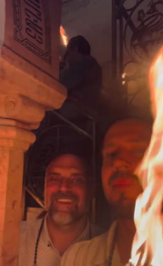 PRELAZI BLAGODATNIM OGNJEM PREKO LICA, A VATRA GA NE PEČE Pevač pokazao nesvakidašnji prizor, iskustvo za ceo život (VIDEO)