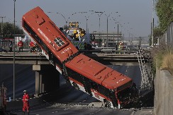 AUTOBUS PROBIO OGRADU I OSTAO DA VISI SA MOSTA Teška saobraćajna nesreća (FOTO)
