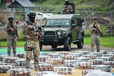 POGINUO ŠVERCER DROGE NA VELIKI PETAK U ERDEVIKU Bio u vezi sa ćerkom kralja kokaina, zaplenili mu 800 kila narkotika sa likom Gavrila Principa