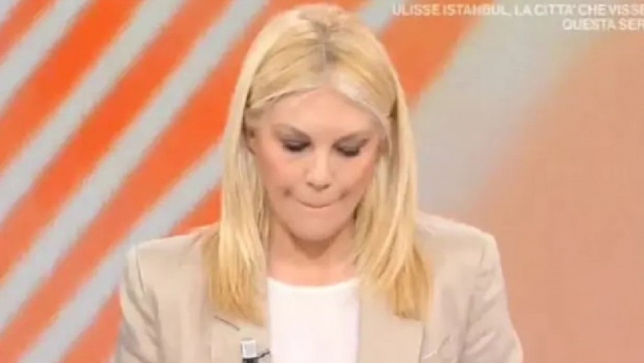 U EMISIJI UŽIVO SAZNALA ZA SMRT PAPE: Italijanska voditeljka zanemela (VIDEO)