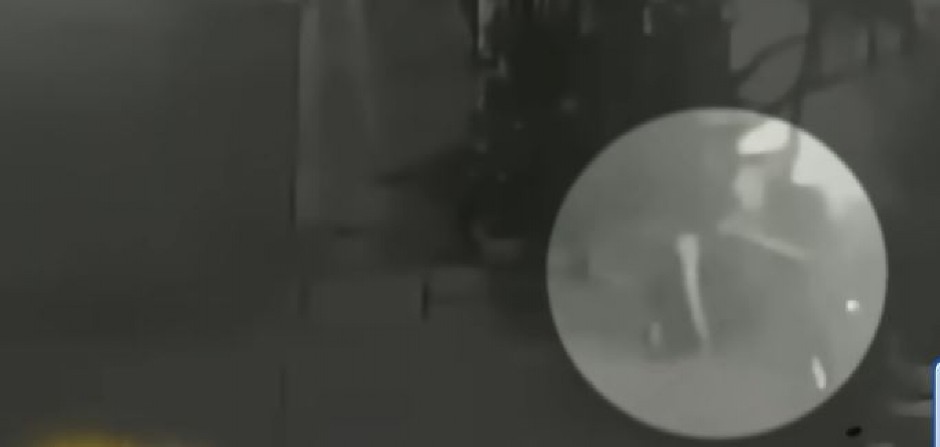 STRAVIČNO! ŽENA SE PORODILA NA ULICI TOKOM FESTIVALA, PA OSTAVILA BEBU DA UMRE I NASTAVILA DA PARTIJA Nadzorne kamere sve snimile! (VIDEO)