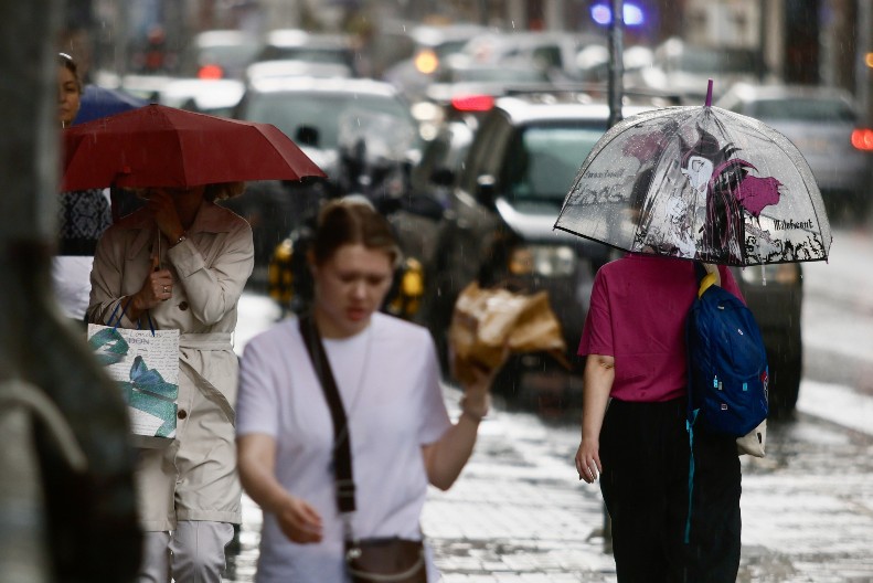 JAKO NEVREME SE SRUČILO NA BEOGRAD Pao je mrak u sekundi, a onda je počeo potop