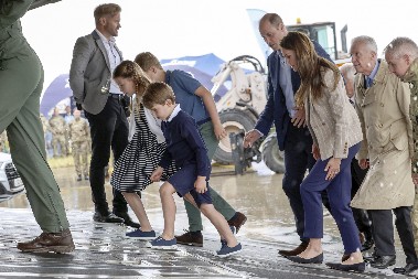JU, KAKVA SLIKA! Kejt i Vilijam čestitali sinu 7. rođendan ovom fotografijom, svi su gledali u njegov osmeh