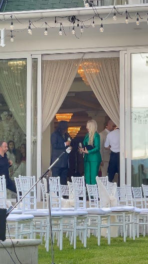 BOŽICA IZ TRENERKE PRAVO U ELEGANTNO ODELO Majka Tee Tairović stala pored muškarca koga znate svi, sreću ne krije