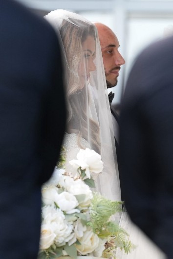 PRVI POLJUBAC MLADENACA I SUDBONOSNO "DA" Evo da li je Tea Tairović uzela Ivanovo prezime (FOTO)