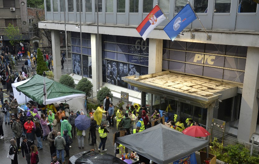 "STUDENTI BLOKADERI DIREKTNO UGROZILI BEZBEDNOST I ŽIVOTE NAŠIH ZAPOSLENIH!" RTS podneo krivičnu prijavu zbog proganjanja urednika i novinara