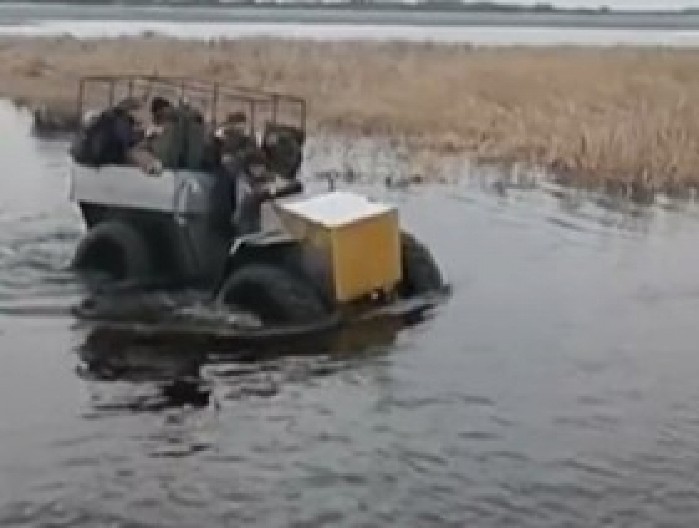PLOVILI PO VODI, U SLEDEĆEM TRENUTKU NASTAO ŠOU Snimak koji je nasmejao internet do suza, ni Titanik nije ovako potonuo! (VIDEO)