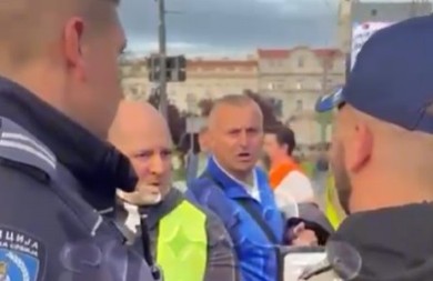 BLOKADERI NAPALI NOVINARA U BEOGRADU Kamera sve snimila, zašto je izostala reakcija policije? (VIDEO)