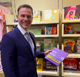 "ONO KAD NAĐEŠ KNJIGU ZA SEBE" Siniša Mali podelio šaljivu fotografiju iz Vašingtona (FOTO)