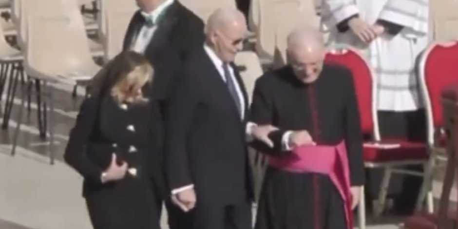 IZLAPELI DEDA DŽO Bajden opet posrnuo u javnosti! Neverovatno šta je uradio na papinoj sahrani (FOTO/VIDEO)