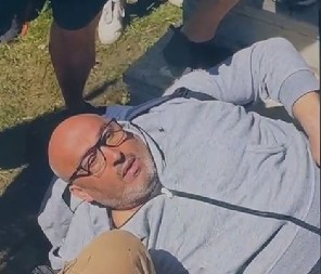 UŽAS! Blokaderi kao zveri kidišu na profesora! (VIDEO)