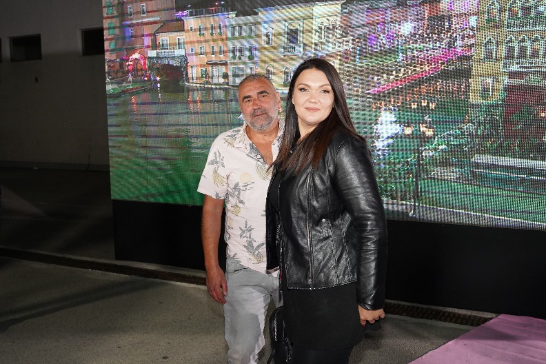 OVO JE ŽENA MIKIJA ĐURIČIĆA Radi kao profesor u dve škole, rodila mu je dvoje dece, a celog života su bili komšije!