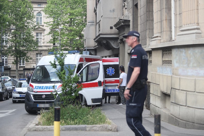 UMRO DEČAK (8) KOJI JE PAO SA ČETVRTOG SPRATA U SOMBORU Borio se za život 2 nedelje