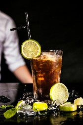 NARUČILA KOKTEL, PA DOŽIVELA NOĆNU MORU Kad je videla šta je upalo u čašu, umalo se onesvestila od šoka! (VIDEO)