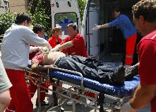 MUŠKARAC NA TERASI ISEKAO VENE, A ONDA IZBACIO RUKU KROZ PROZOR I TRESAO KRV Policija upala u stan i okončala dramu