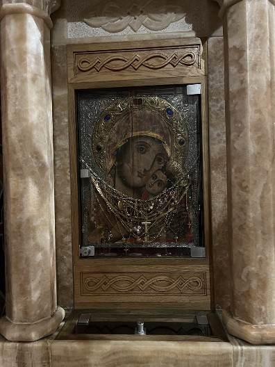 MANASTIR IZGOREO DO TEMELJA, A ONA OSTALA NETAKNUTA Ikona Majke Božje preživela požar tokom Revolucije – danas je celivaju bolesni i nerotkinje