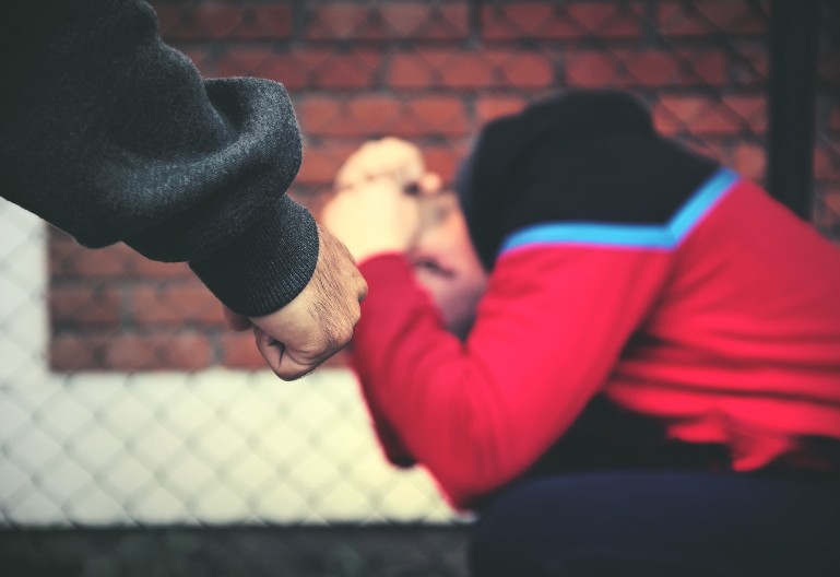 TINJEDŽERI PRETUČENI NA PUTU DO ŠKOLE Mladići izleteli iz automobila i napali ih