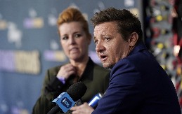 ,,ČUO SAM KAKO MI KOSTI PUCAJU..." Glumac doživeo katastrofalnu nesreću dok je čistio sneg, život mu je visio o koncu