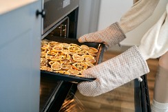 OVO JE GENIJALNO! Žene uveče pre spavanja u rernu stavljaju limun, kažu da ih ujutru dočeka magija