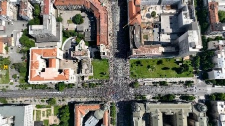 PROPAST PROTESTA BLOKADERA FOTELJAŠA ISPRED ZGRADE VLADE Nastavljaju da terorišu građane (FOTO)