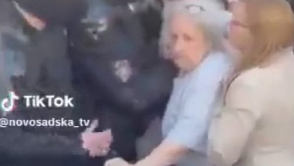 BLOKADERI FOTELJAŠI GURAJU BAKU NA POLICIJU Sraman snimak se širi mrežama! Ovo je nasilje nad starijima (VIDEO)