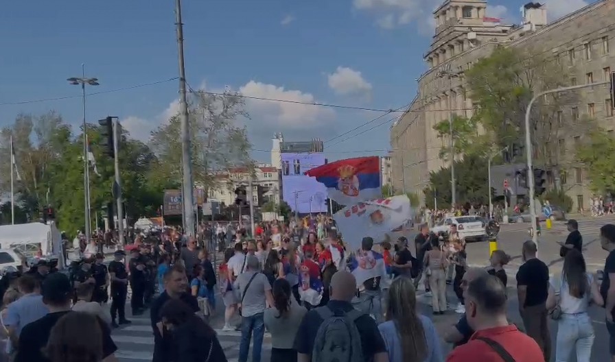 SRAMOTNE SCENE IZ CENTRA BEOGRADA Blokaderi foteljaši opet provociraju studente koji žele da uče (VIDEO)