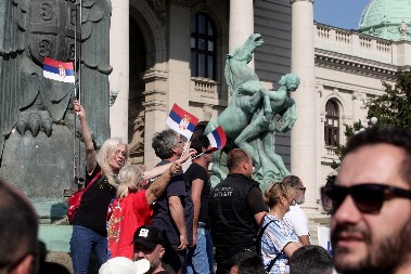 VELIČANSTVENA SLIKA U CENTRU GRADA Studenti koji žele da uče i građani obeležavaju 1. maj ispred Skupštine Srbije (FOTO)
