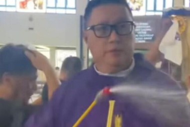 UZEO CREVO DA POLIVA NAROD Šta radi ovaj sveštenik? Prizor će vas zabezeknuti (VIDEO)