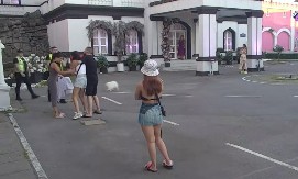 MIMAS NASRNULA NA GRUJU I MRVICU! Napravila haos kada ih je ugledala zajedno, obezbeđenje uletelo munjevitom brzinom (FOTO)