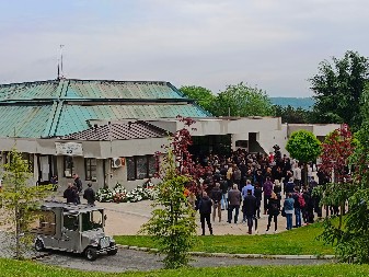 "SAMO NAS TROJE JE DOŠLO NA SAHRANU" Pevač slomljen od bola nakon ispraćaja glumice na večni počinak