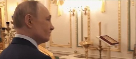 PO PRVI PUT, PUTIN POKAZAO SVOJ STAN U KREMLJU! Biblioteka, spavaća soba i poseban portret! (VIDEO)