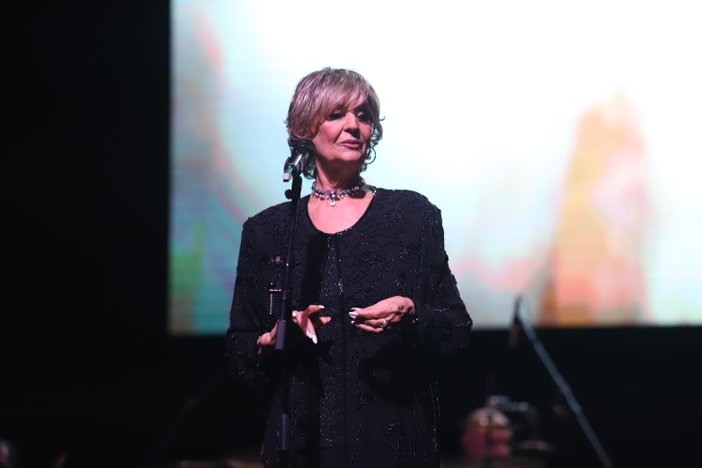 "NEKA GLEDA SVOJA POSLA!" Bukti novi estradni rat, Lepa Lukić žestoko odbrusila mlađoj koleginici! (VIDEO)