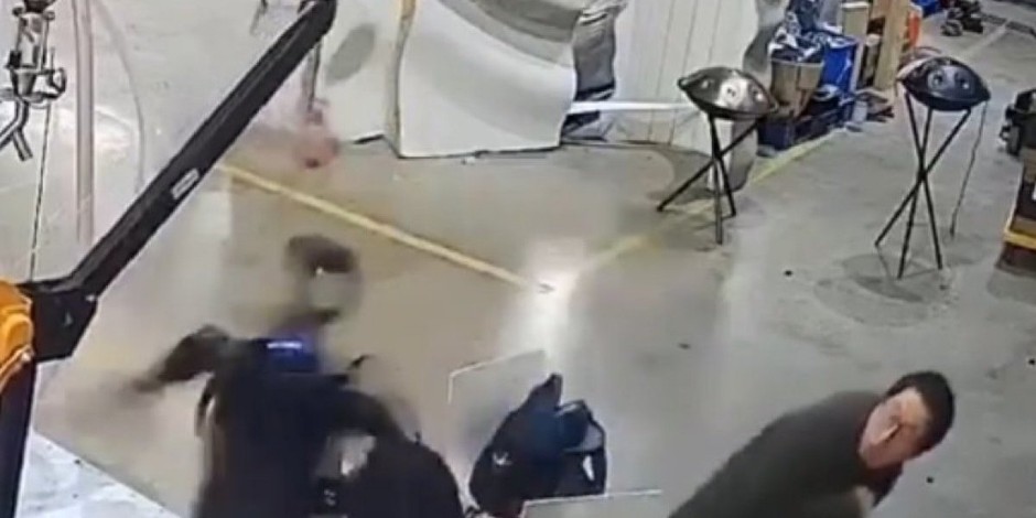 HUMANOIDNI ROBOT NAPAO DVOJICU RADNIKA Scena kao iz Terminatora! (VIDEO)