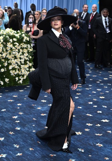 RIJANA JE TRUDNA! Pevačica čeka treće dete, na Met Gali pokazala trudnički stomak (FOTO)