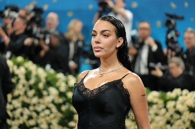 RONALDOVU ŽENU NA MET GALI OCENILI KAO ČIST PROMAŠAJ Georgina pokušala da iskopira princezu Dajanu, a napravila kiks