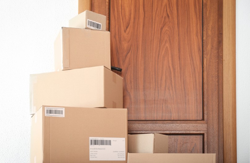 ŠOK NA KUĆNOM PRAGU Žena ispred vrata ugledala 30 ogromnih kutija - kada  ih je otvorila, uhvatila se za glavu