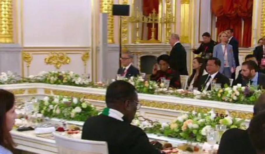 POGLEDAJTE KAKO IZGLEDA SVEČANA VEČERA U KREMLJU! U luksuznoj sali za stolom svetski lideri, među njima i naš predsednik (FOTO)