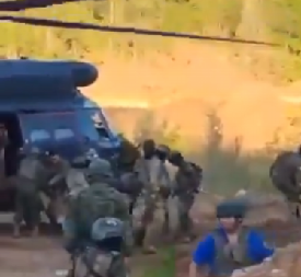 JEDANAEST VOJNIKA POGINULO U ZASEDI, NAPALE IH ZVERI IZ ŠUME! Na njih bačene bombe (VIDEO)