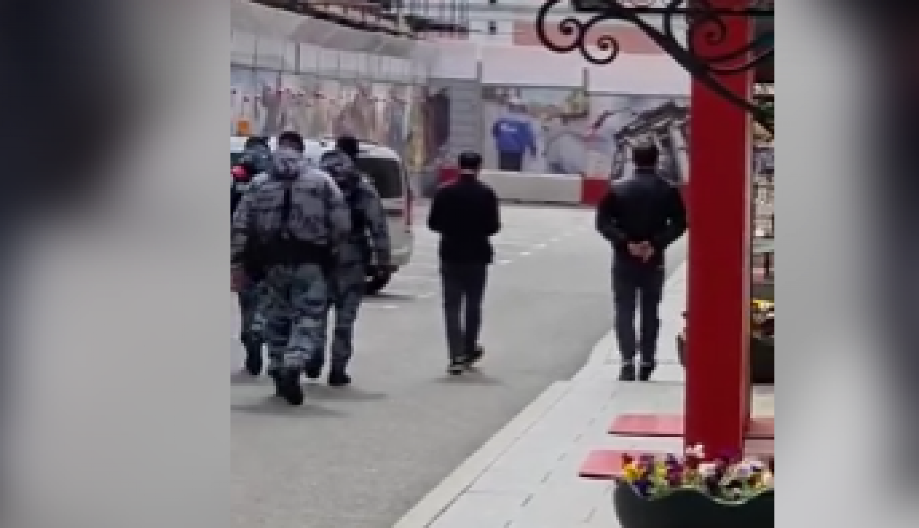 UHAPŠENE SUMNJIVE OSOBE U MOSKVI! Policija im zaplenila dokumenta, stavila lisice i odvela u stanicu! (VIDEO)