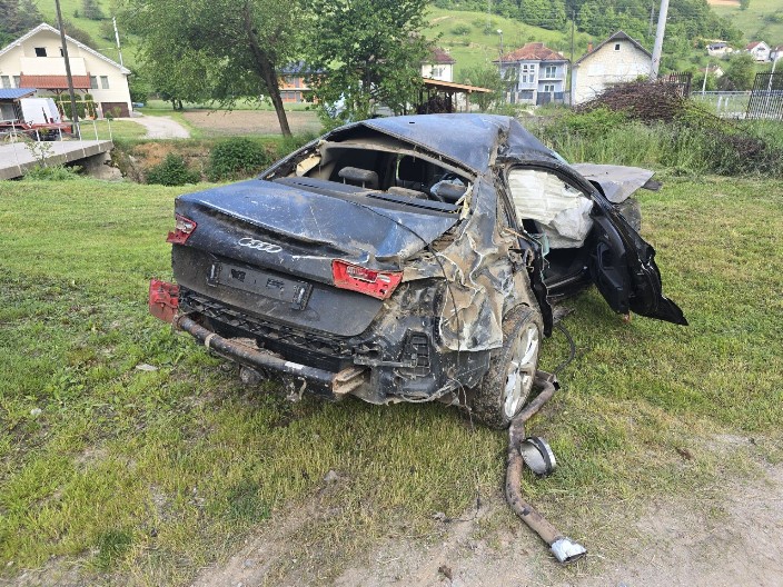 BRAĆU IZVUKLI IZ SMRSKANOG AUDIJA, JEDNOM SE LEKARI BORE ZA ŽIVOT Detalji teške saobraćajne nesreće u mestu Jošanica nadomak  Novog Pazara